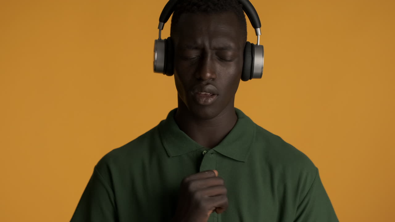 hombre afroamericano en fondo amarillo.