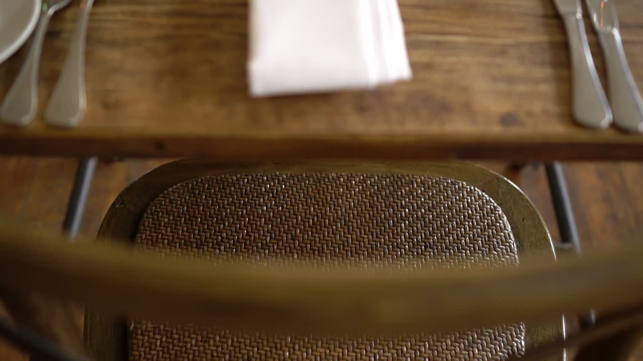 cámara lenta: silla antigua de madera y configuración de mesa en un restaurante de lujo histórico
