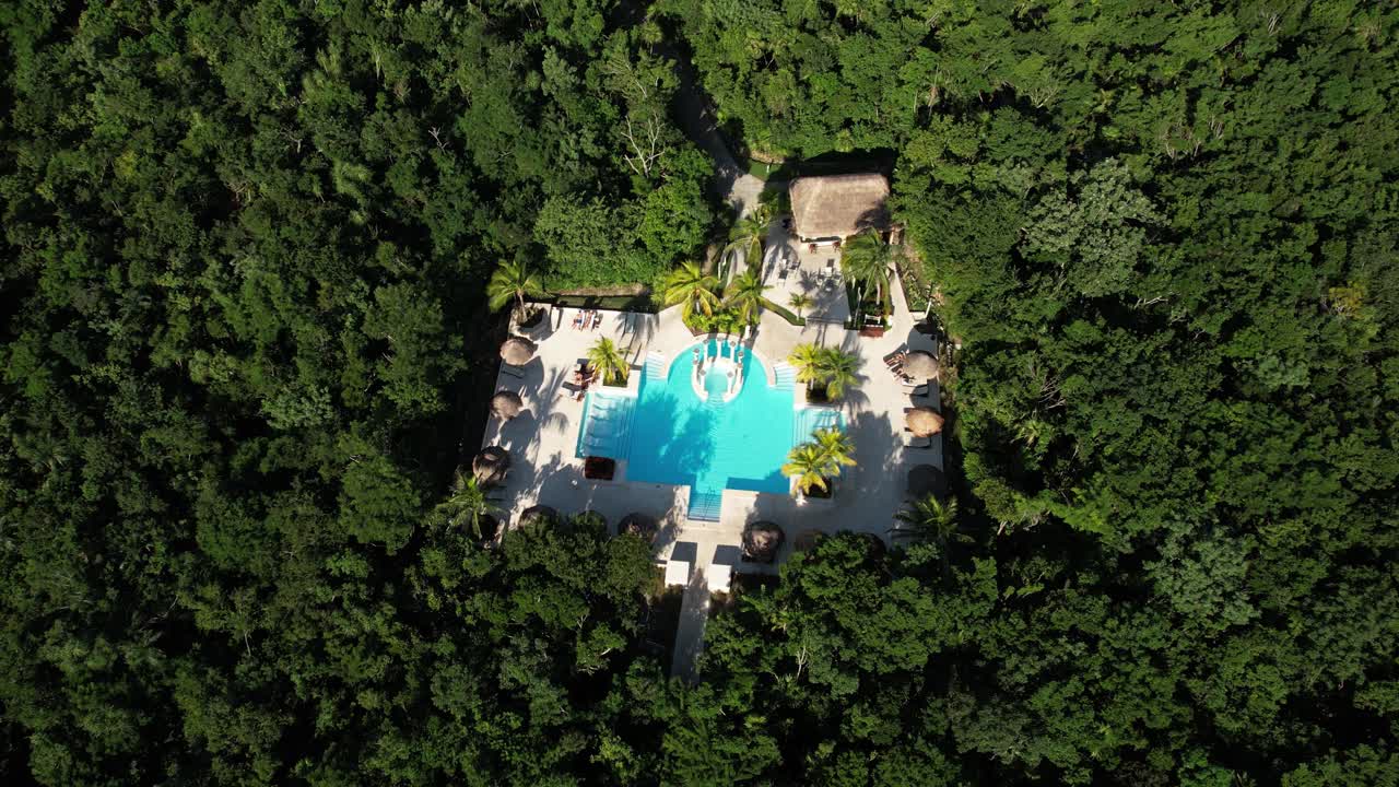 villa de lujo y piscina en la selva tropical mansión aislada en la selva tropical de méxico