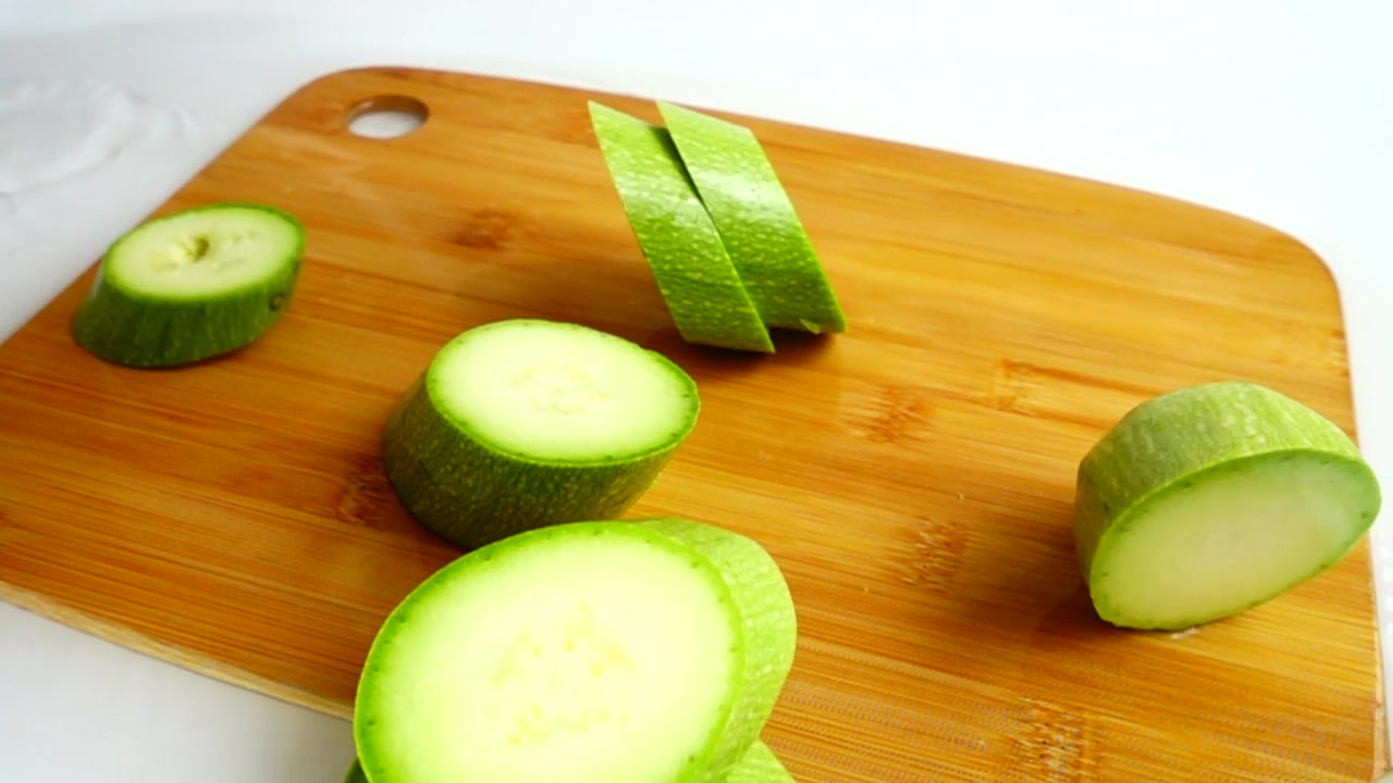 Caduta di zucchine su tagliere. Movimento rallentato.