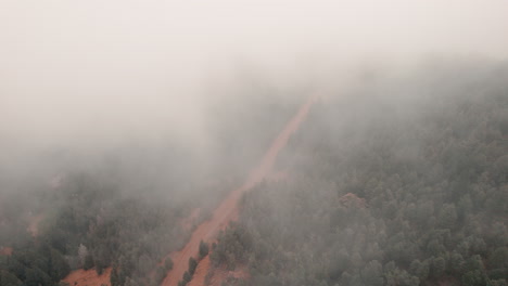 Luftaufnahme-Aus-Der-Vogelperspektive-über-Unbefestigte-Straße,-Sichtbar-Durch-Nebel,-Cheyenne-Canyon,-Colorado