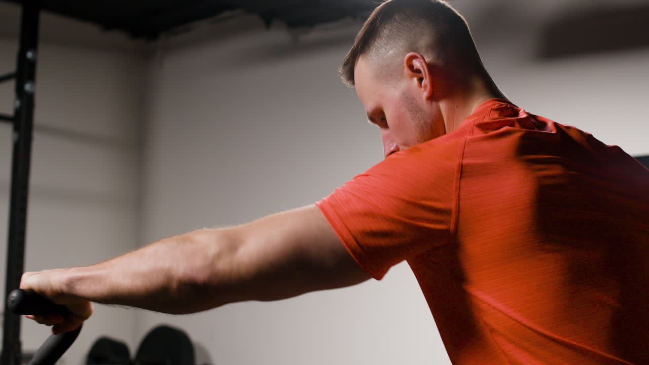 체육관 에서 운동 자전거 를 타고 운동 하는 사람