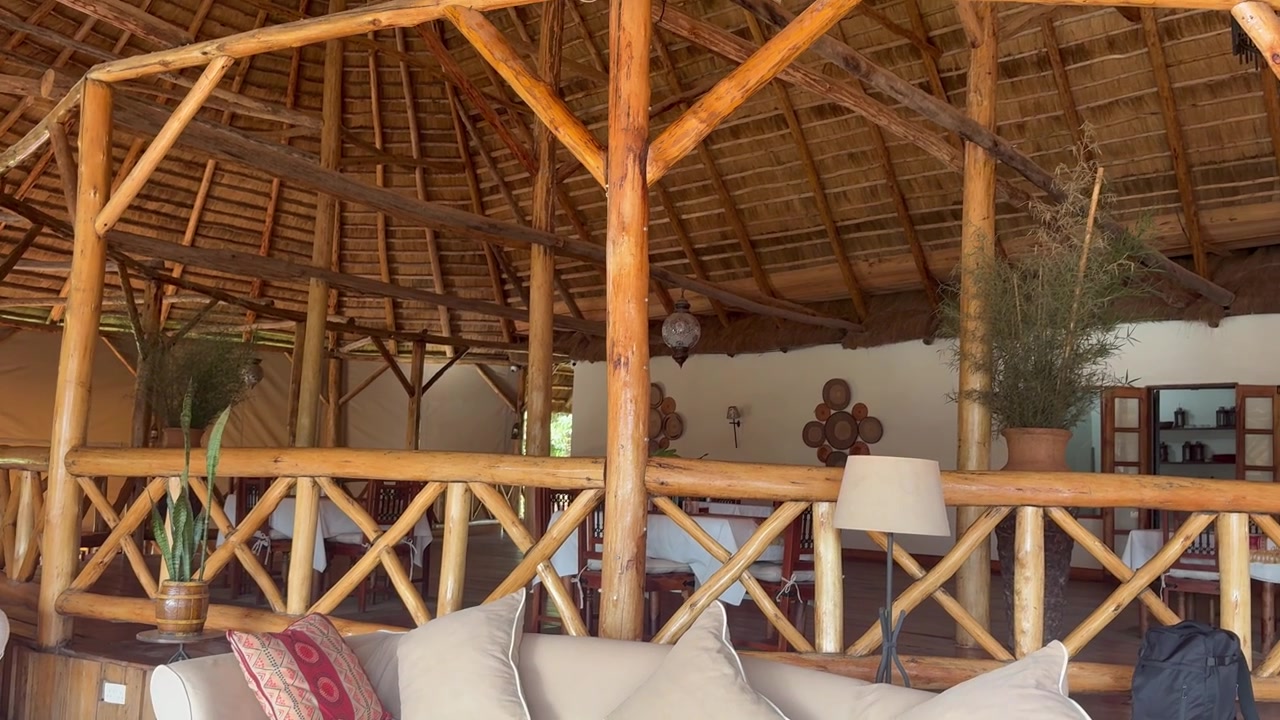 Design degli interni in legno di un eco-lodge africano. Panoramica.
