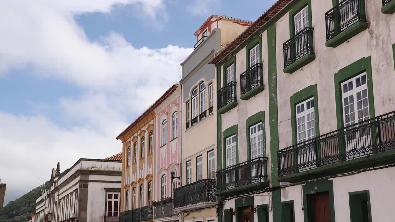 una vista de la típica arquitectura de fachada colorida en angra do heroísmo, isla terceira, islas azores, portugal