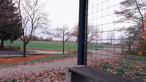 Eine-Drohne-Fliegt-Im-Park-Durch-Einen-Pavillon