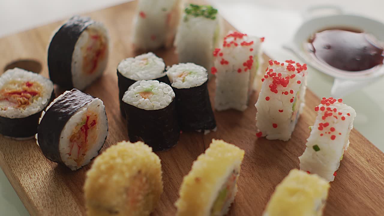 macro baile de sushi: rollos giratorios en la mesa