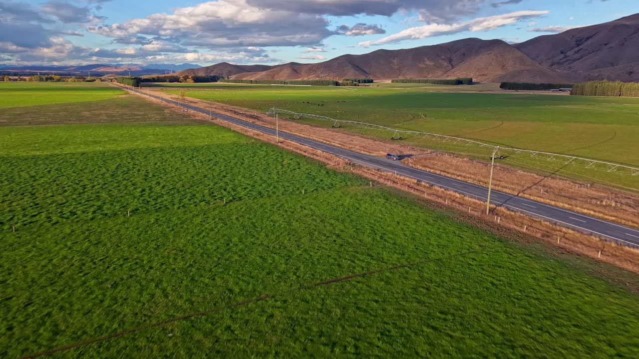 Exuberantes tierras de cultivo en Canterbury, Nueva Zelanda, bajo un cielo inmenso