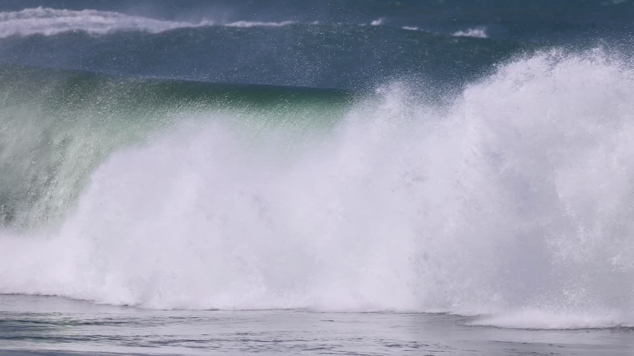 역동적인 바다 파도가 엄청난 힘으로 부히고 있습니다.