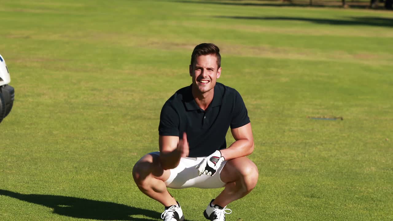 Giocatore di golf che dispone palla da golf sul tee