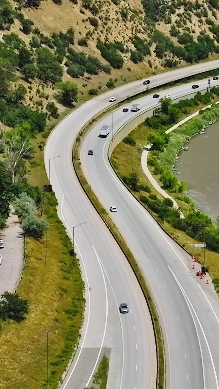 Strada panoramica lungo il fiume vicino alle montagne in Colorado
