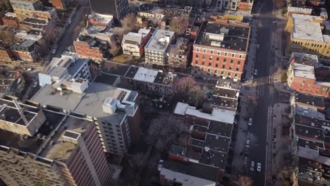 dron descendiendo sobre grandes edificios de gran altura del centro de la ciudad