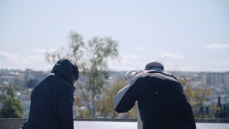 Glatzköpfiger-Mann,-Der-Tagsüber-Mit-Der-Kamera-Auf-Dem-Balkon-Arbeitet