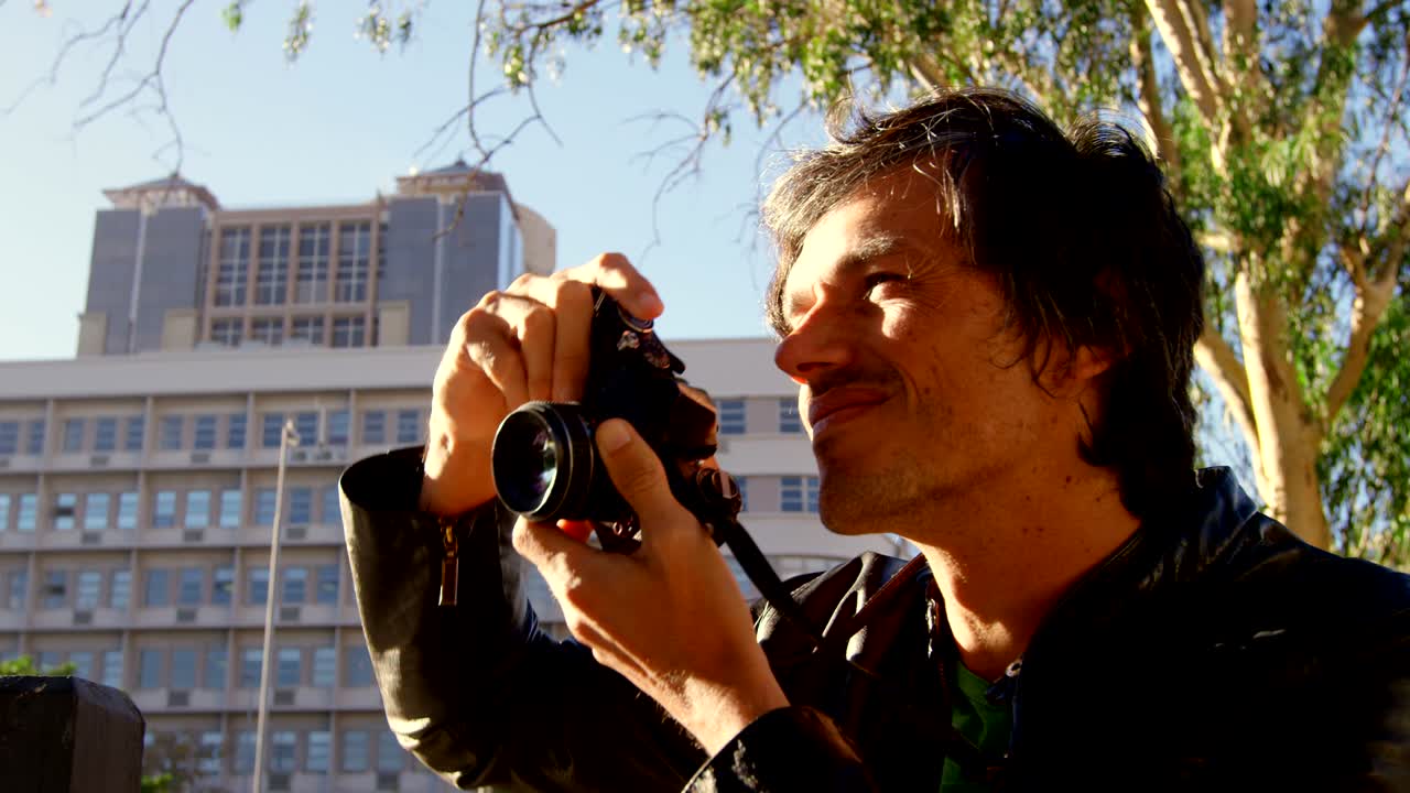 fotógrafo masculino tomando fotos en la calle de la ciudad 4k