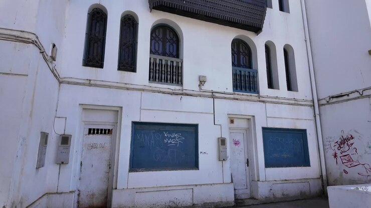 Edificio abbandonato nella città di Agadir, Marocco, Nord Africa, hotel riad deserto