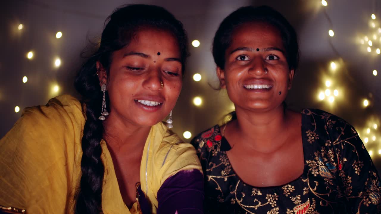 amigos de família decorando para o festival hindu de diwali