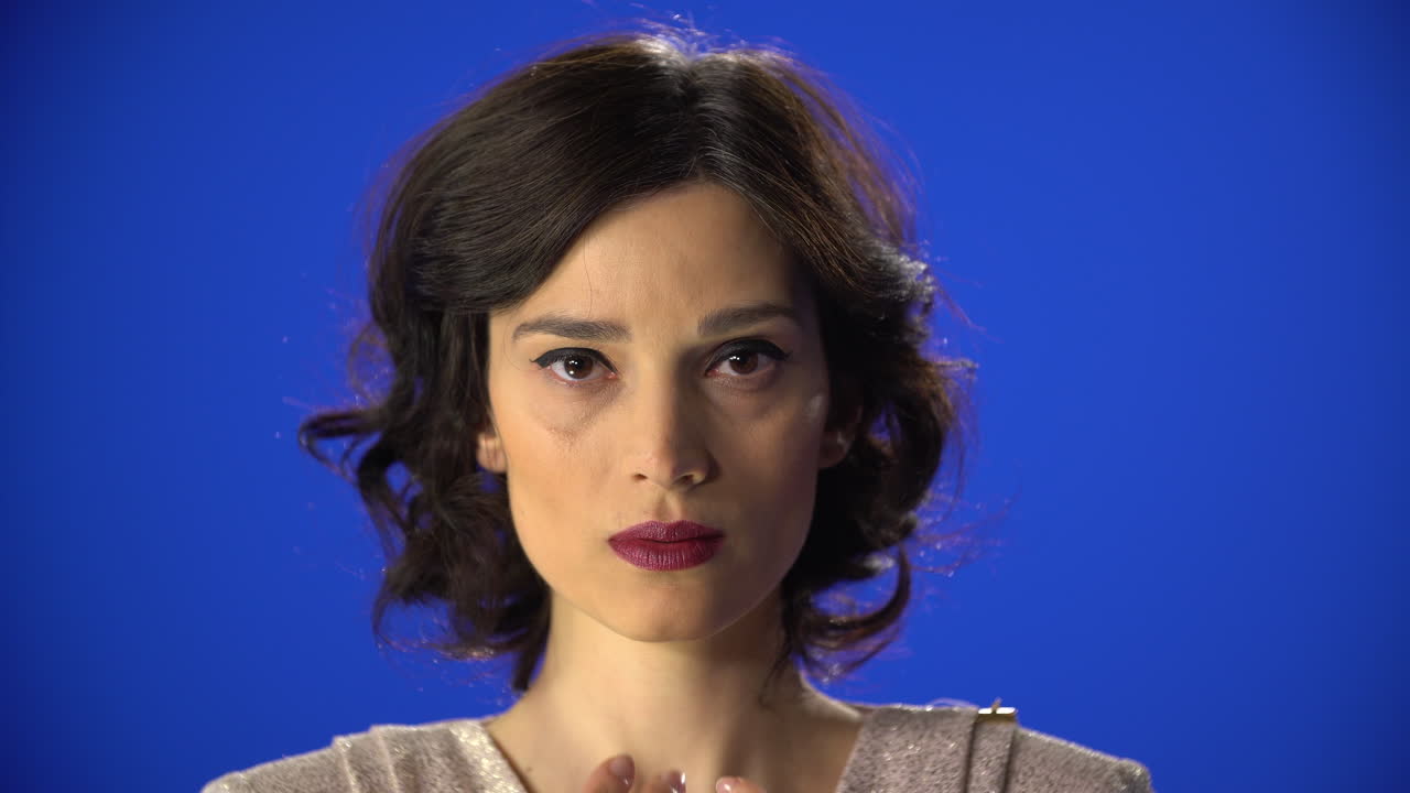 una mujer hermosa que se ha cubierto la cara con las manos y se las quita