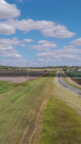 el avión no tripulado captura campos expansivos y carreteras sinuosas