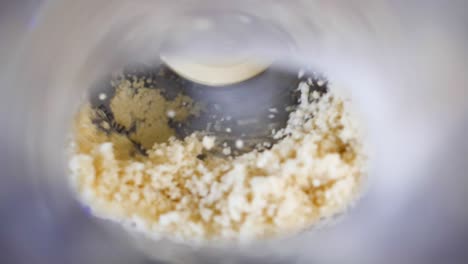 cerrar la masa procesada en el procesador de alimentos