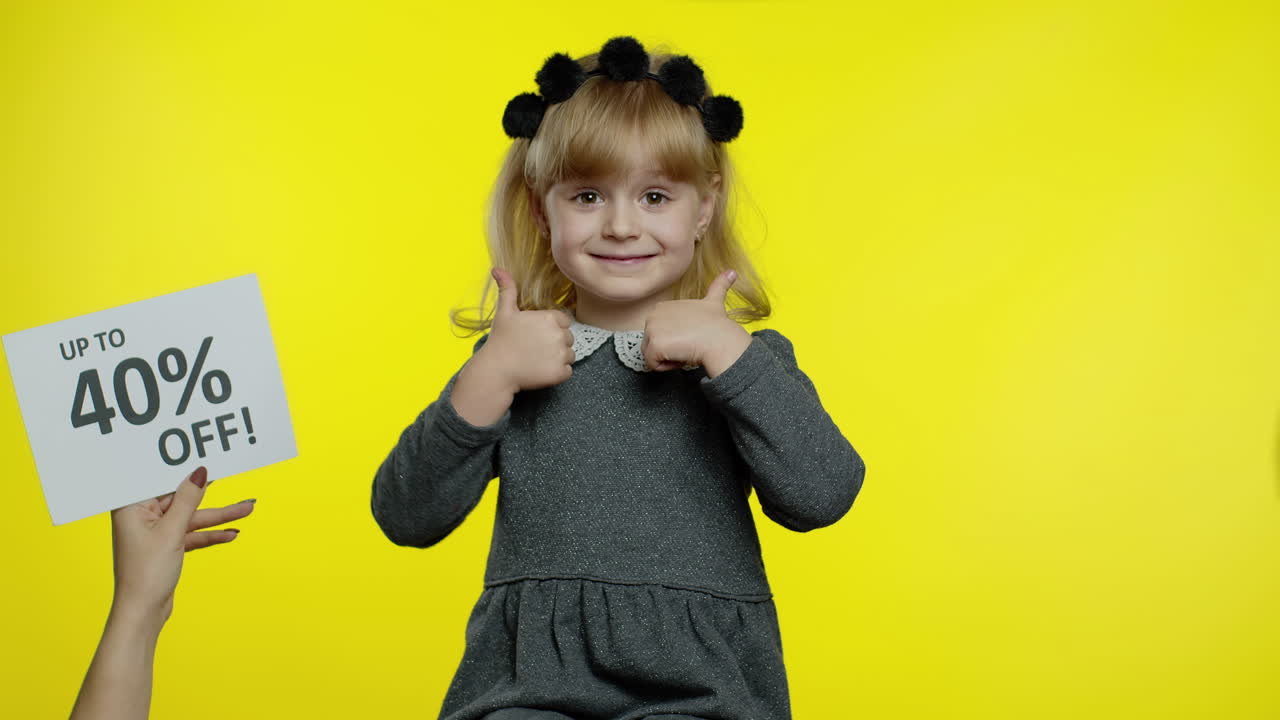 40%까지 할인하는 글자가 미소 짓는 소녀 에 나타납니다.