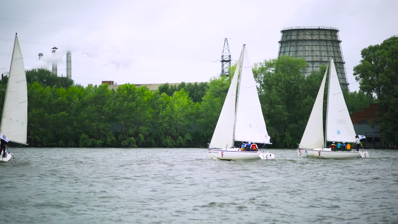 강 에서 경주 하는 항해 보트