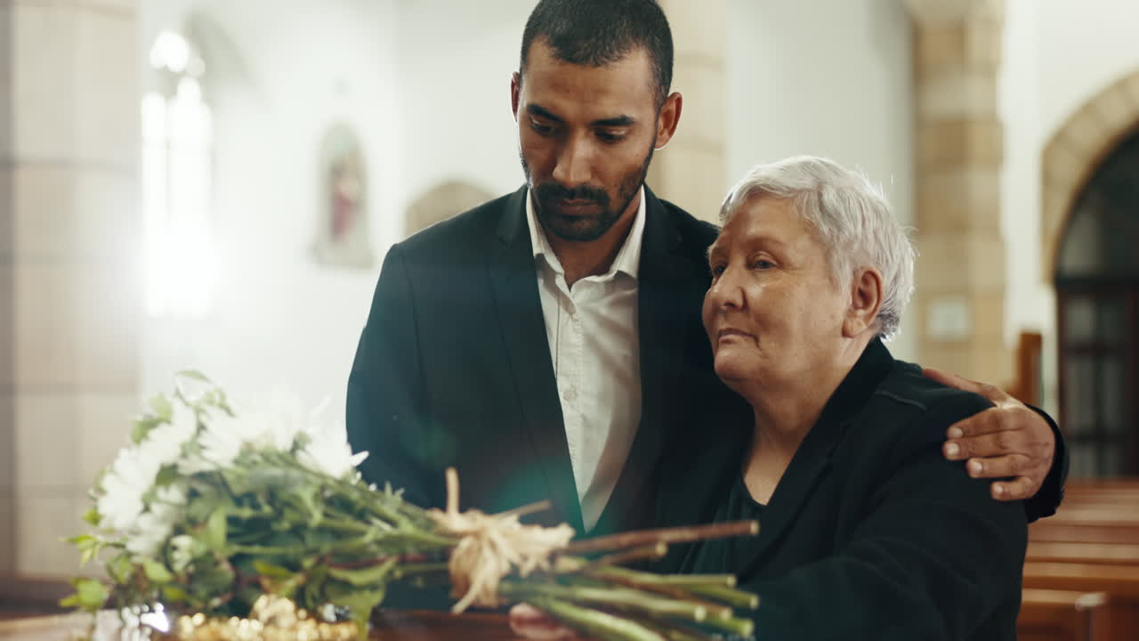 Funerale, chiesa e madre anziana