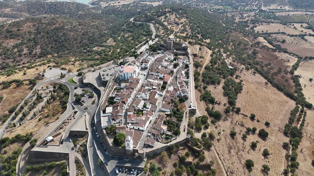 Riprese aeree da drone a distanza del villaggio medievale di Monsaraz in Portogallo