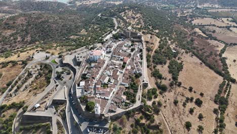 imágenes de drones lejanos de la aldea medieval de monsaraz en portugal