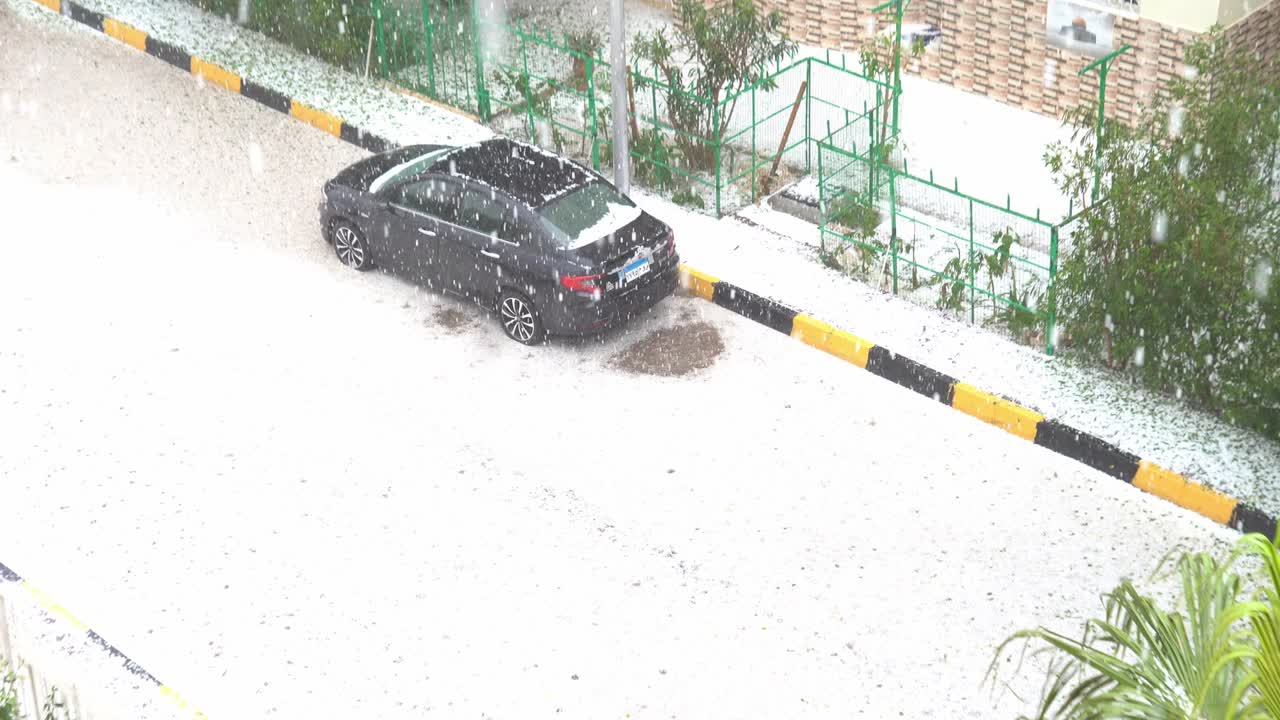 허르가다에는 눈과 우박이 떨어졌습니다.