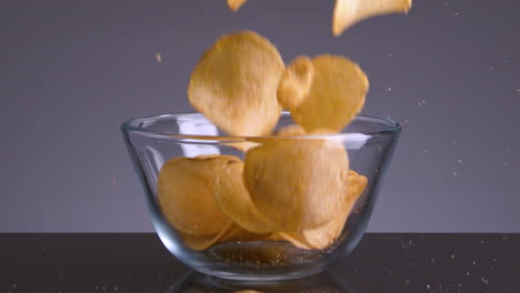papas fritas en un tazón de vidrio