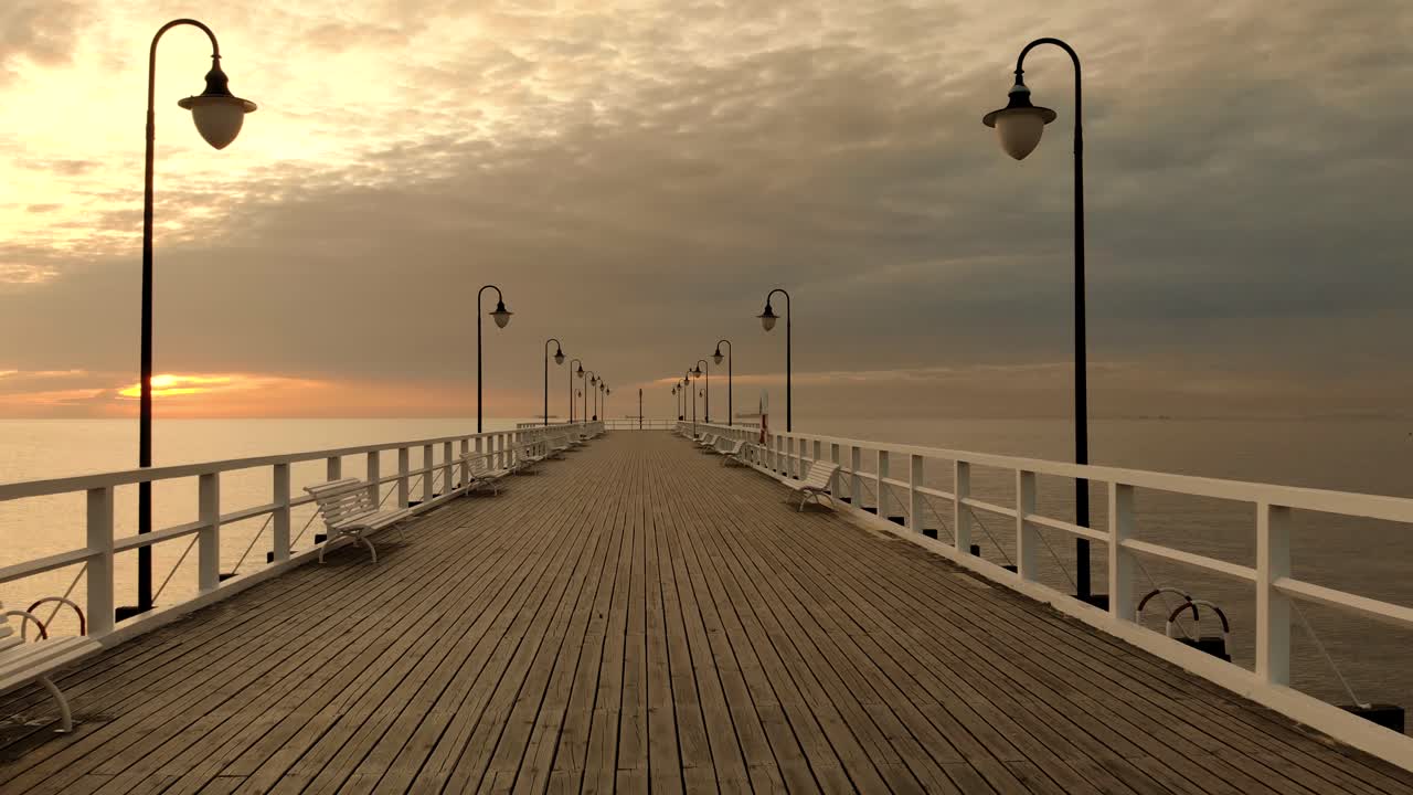 paso lento sobre un muelle de madera al amanecer