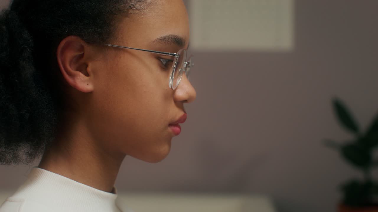 vista de perfil de una chica con gafas