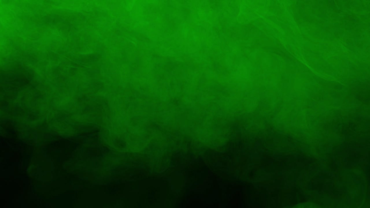 Realistisk grøn røg eller tåge driver og hvirvler på en sort baggrund. Ideel til overlejringer, special effects og til at skabe en mystisk, giftig eller magisk atmosfære.