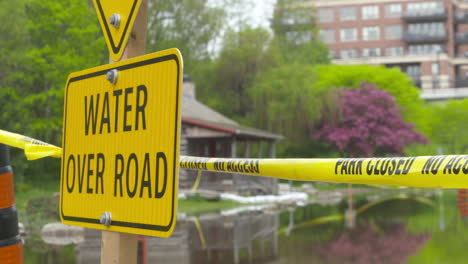 Agua-Sobre-La-Carretera-Señalizada-Después-De-Las-Inundaciones-De-Primavera