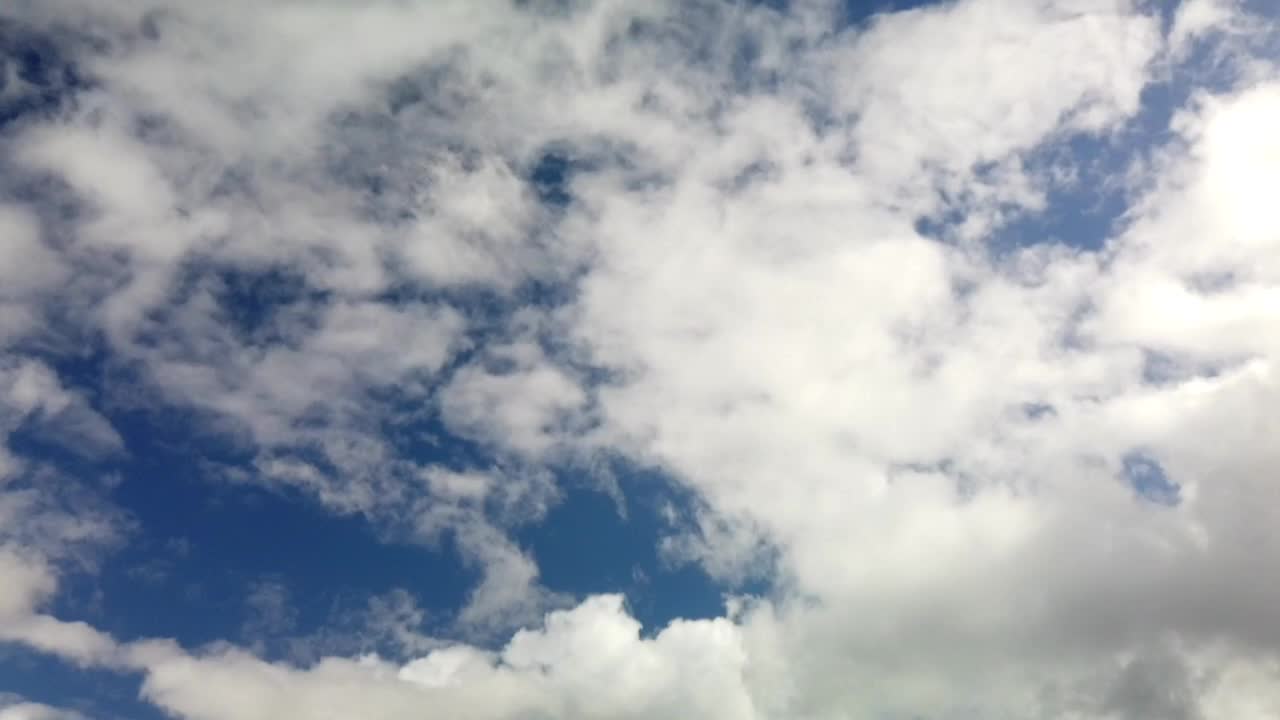 구름이 가득한 하늘, 산, 집, 호수, 그리고 풀이 많은 호수 연안의 쓰레기.