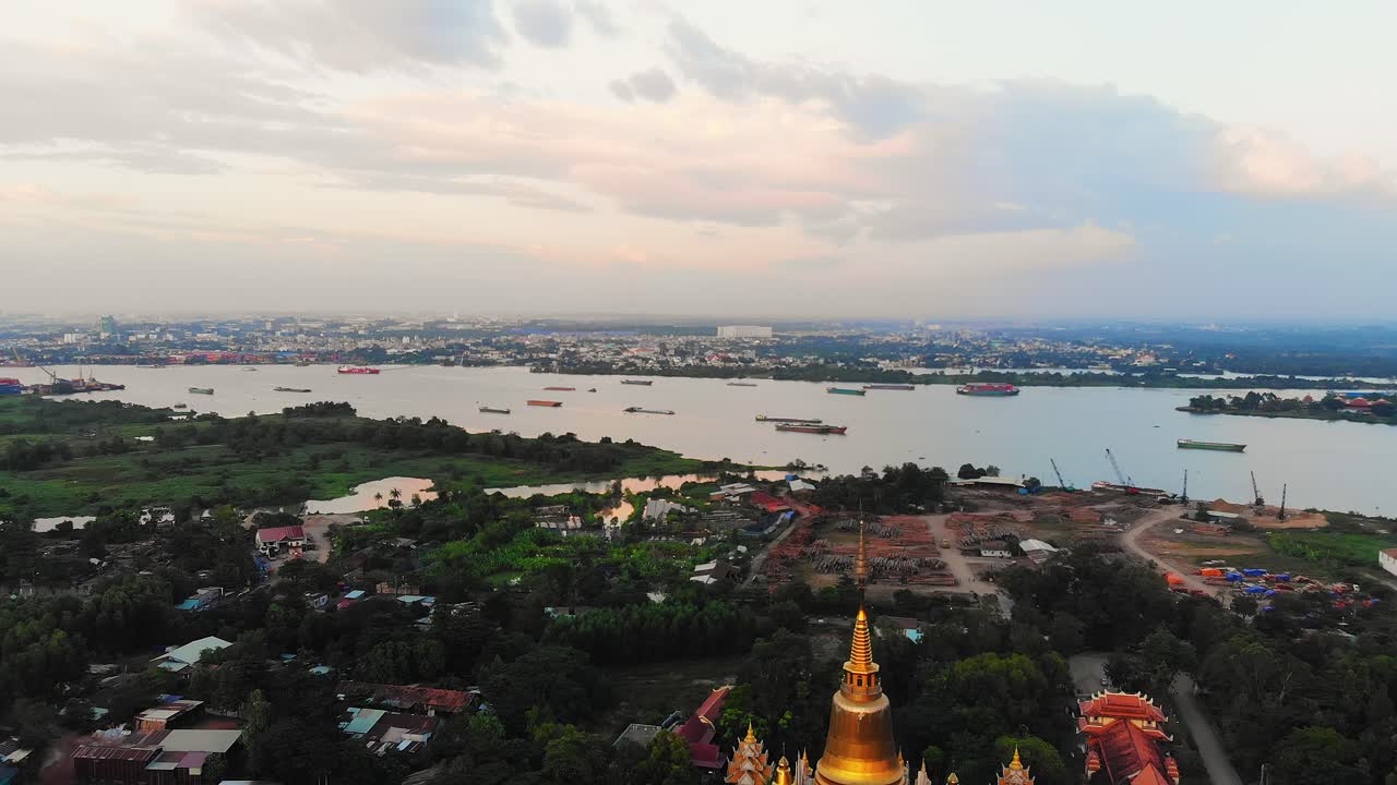 majestuoso templo dorado en saigon, con el fondo del río sai gon