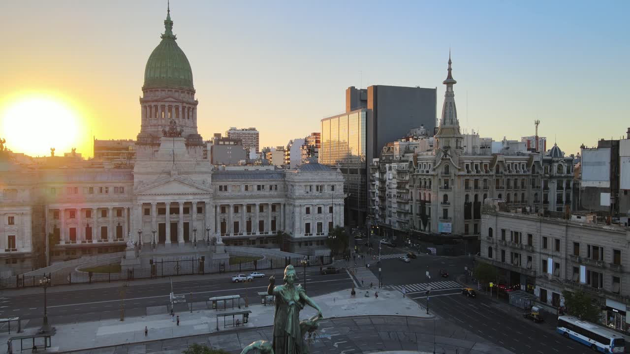 descenso aéreo en la plaza del congreso y monumento con el edificio del congreso argentino en el fondo al atardecer, buenos aires