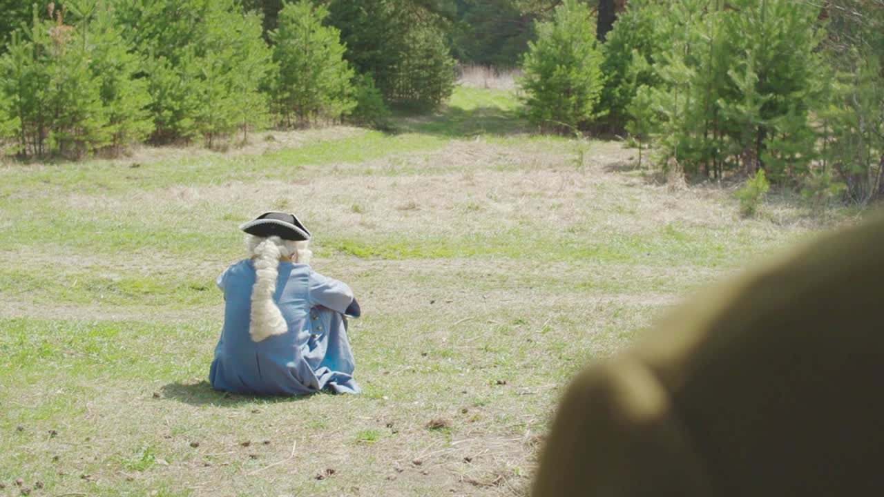 숲에 앉아 있는 역사적 인물