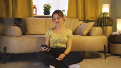 Young-woman-texting-with-happy-expression-with-her-boyfriend.