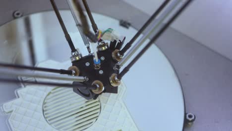 Three dimensional printing machine