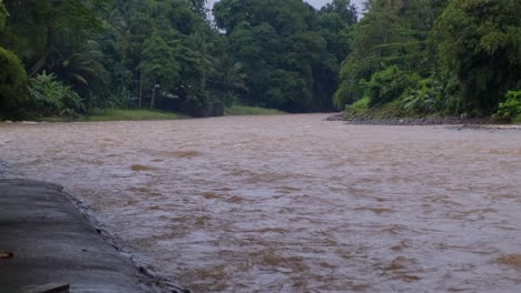 Starke-Hochwasserströmung---Weitwinkelaufnahme