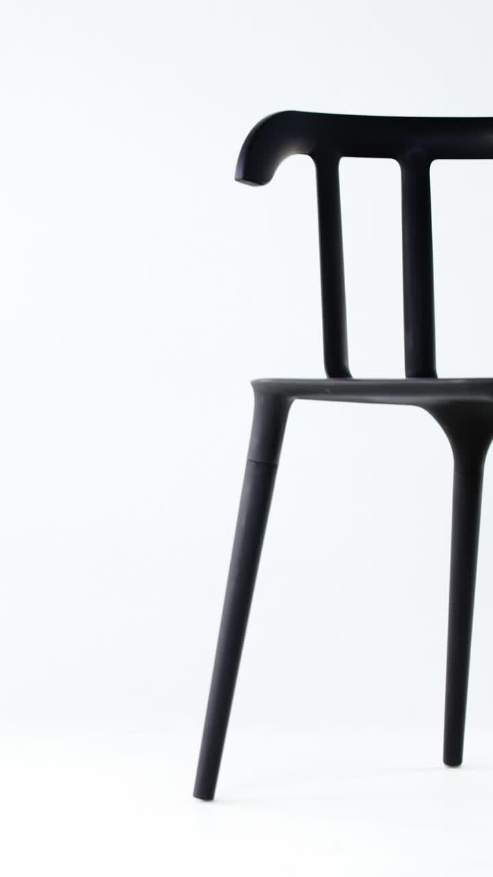 bolso colgado de una silla