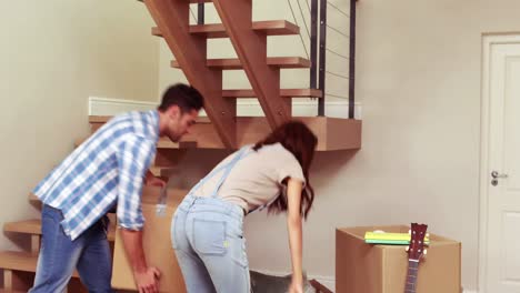 una pareja sonriente que se muda a su nueva casa