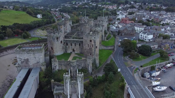 Castello medievale di Conwy, città mercato murata, vista aerea con discesa e inclinazione verso l'alto