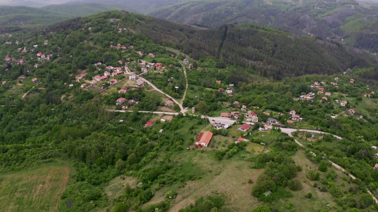 drone panorámica de la izquierda a la derecha del cuadro, capturando el paisaje de la aldea de agujero de sychina en una zona remota de bulgaria