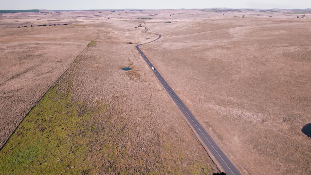 뉴 사우스 웨일즈 남부 고원의 외로운 고속도로를 통해 트럭 운전