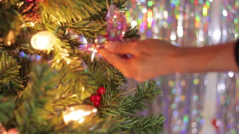 decoración de colibrí rosado iridescente colgante en el árbol de navidad