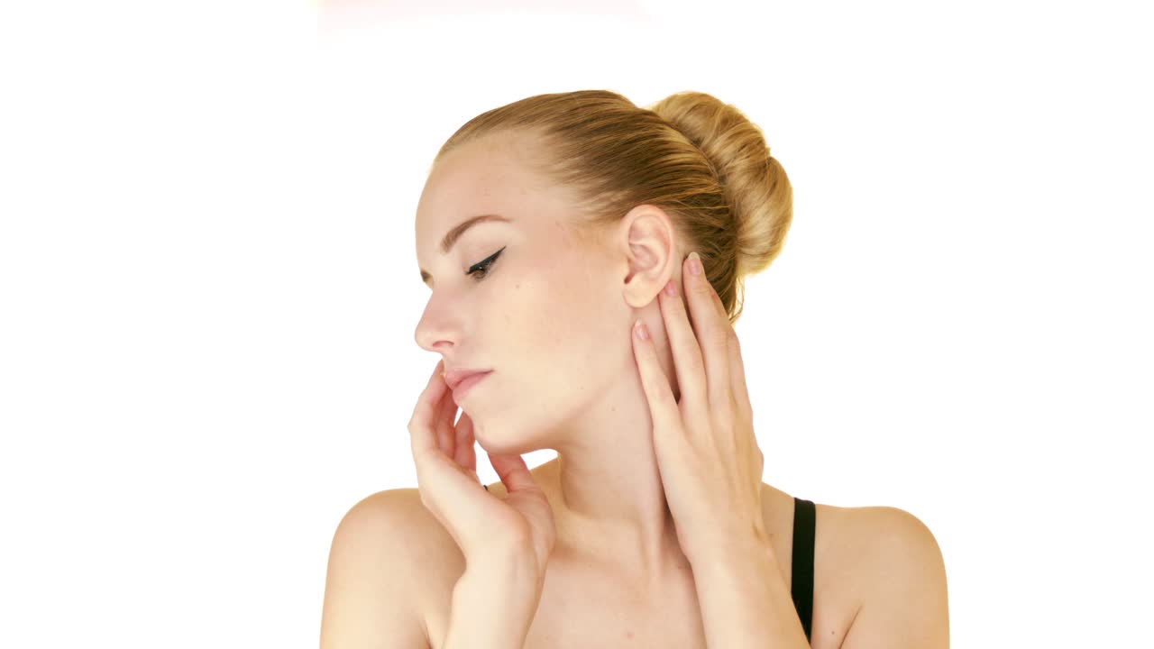 hermosa modelo con piel limpia tocando su cara