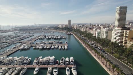 Sobrevolar-El-Yate-Amarrado-En-El-Puerto-Deportivo-De-Alicante,-España