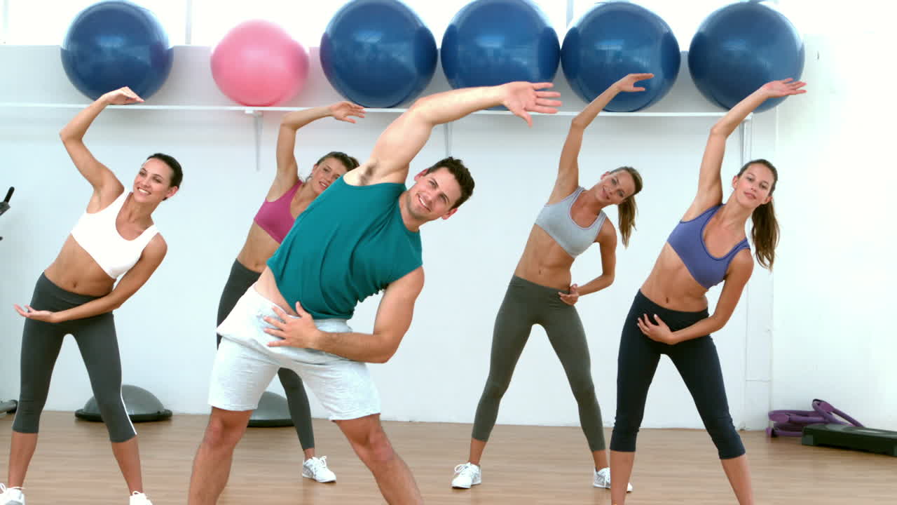 clase de fitness estirándose juntos
