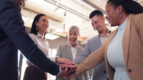 gente de negocios, manos juntas y trabajo en equipo
